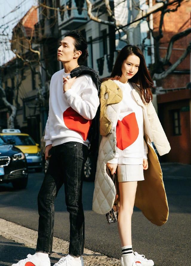 戚薇和老公李承铉穿着情侣小白鞋秀恩爱,不带