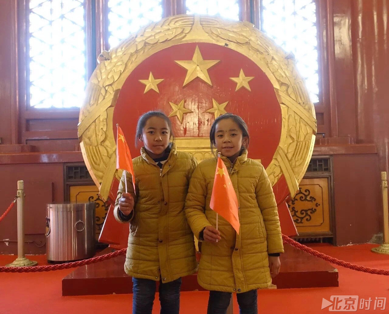 北京寒冷冬日的最温暖礼物:11岁藏族姐妹花终于站直了! 北京寒冷冬日的最温暖礼物:11岁藏族姐妹花终于站直了!