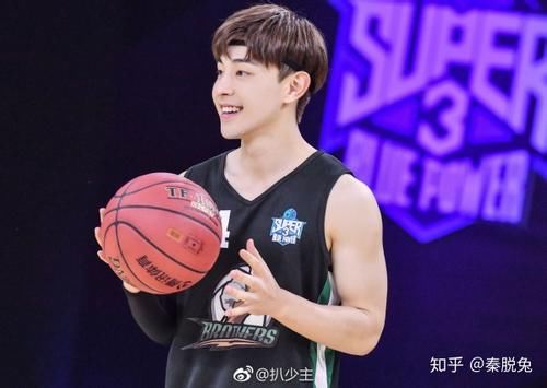 张哲瀚、邓伦、任嘉伦打篮球照片帅炸,你Pick