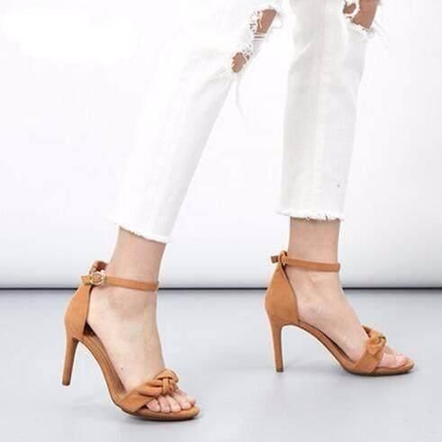 穿这些一字带高跟鞋搭配上丝袜,现在你就是主