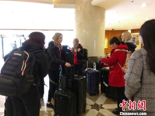 女子冰壶世锦赛3月18日开赛 参赛队陆续抵京 女子冰壶世锦赛3月18日开赛 参赛队陆续抵京