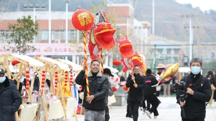 浙江青田3.8万侨胞回乡过年 中西融合为文旅市场增色