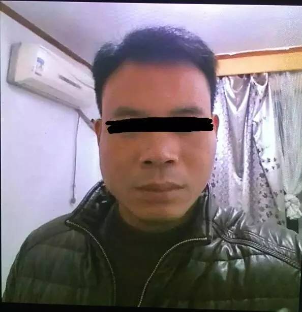 城管被挂渣土车反光镜 狂奔400多米后摔下遭碾