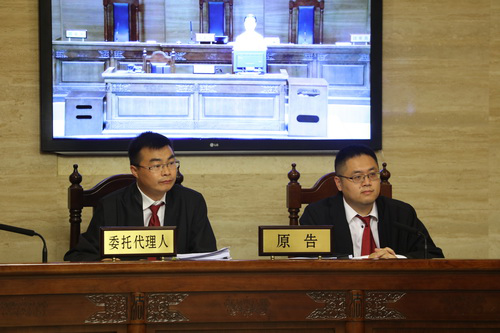 原告摩拜公司代理律师在庭上举证. 图片来源于中国法院网