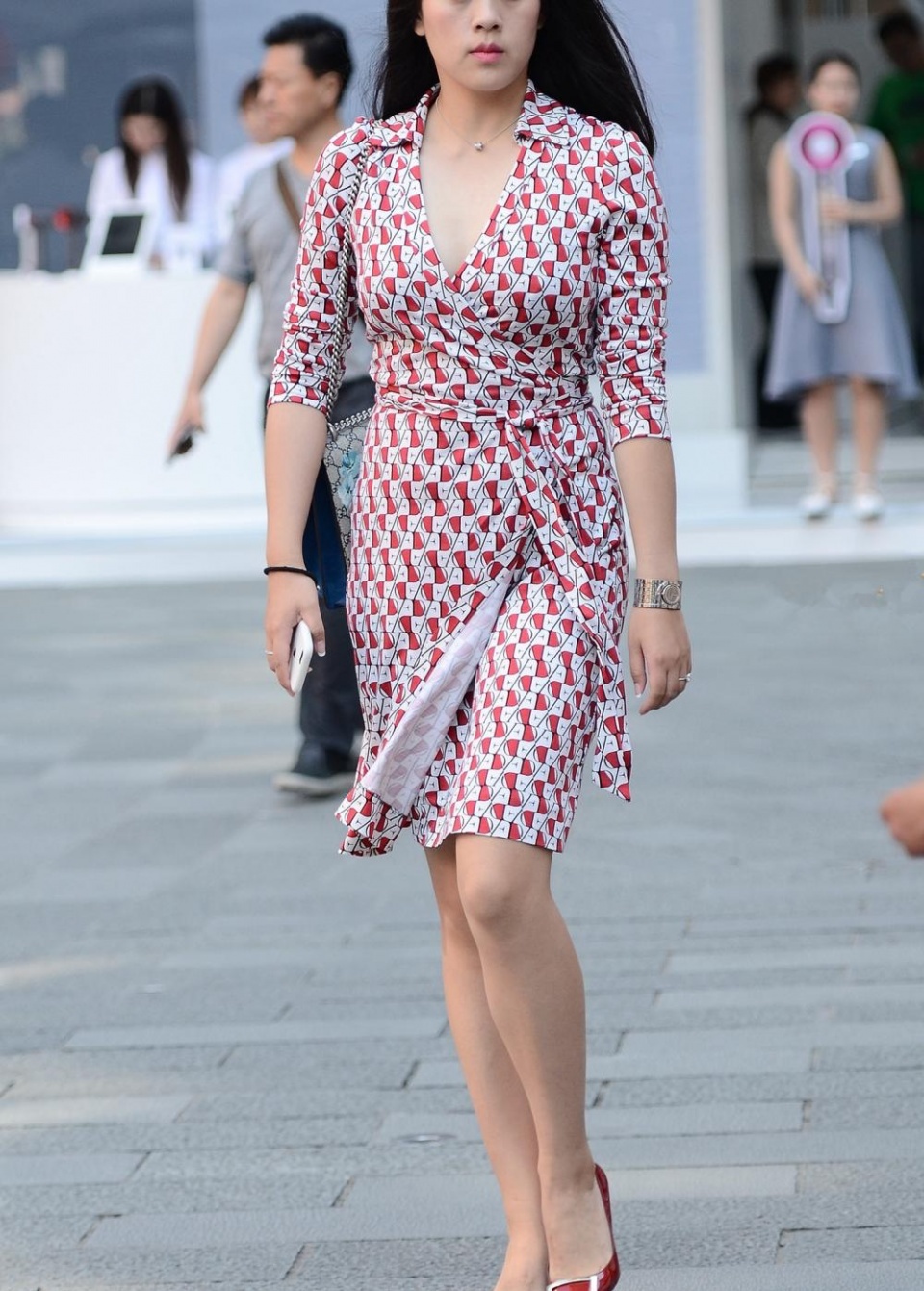 偶遇穿深v长裙的时尚老板娘, 气质高贵颜值高冷很迷人