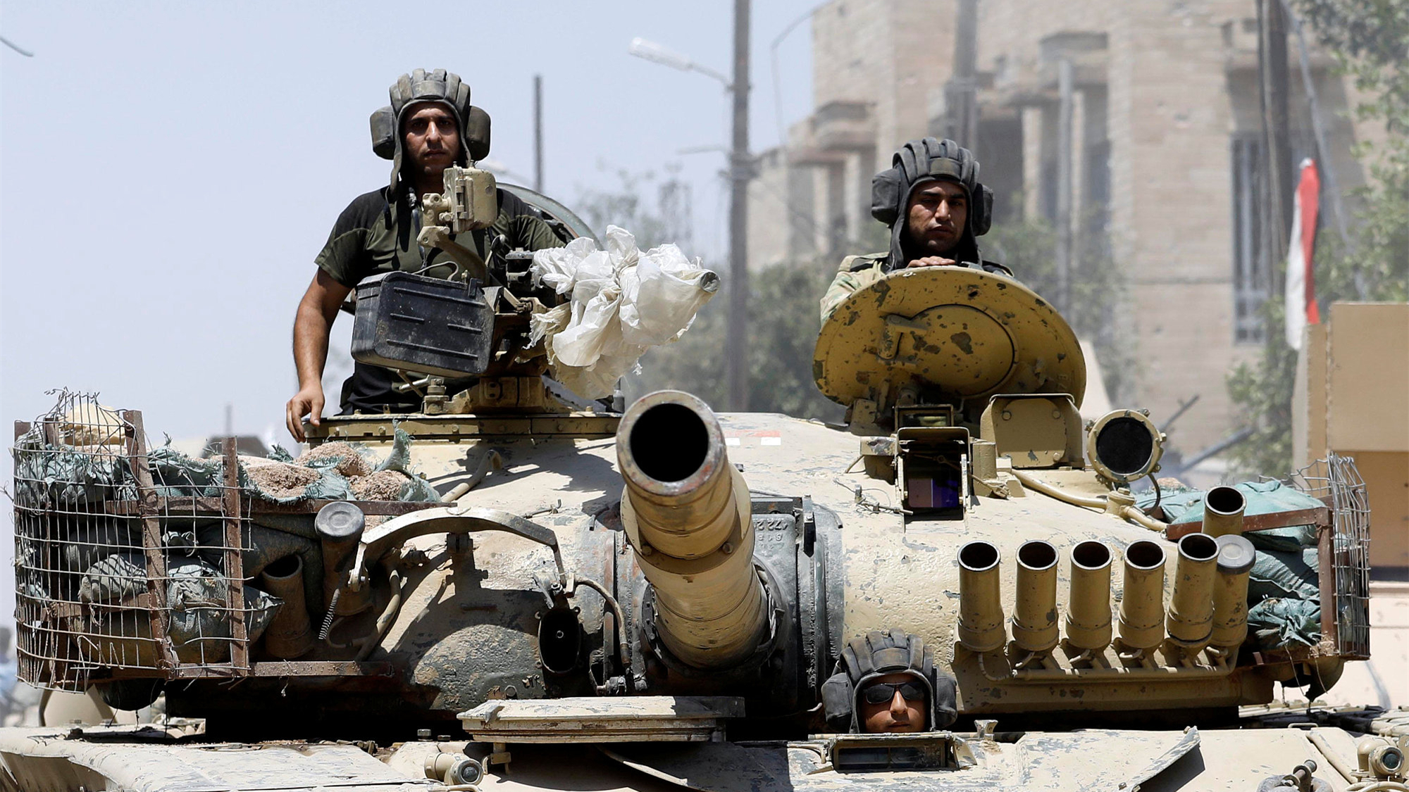 战争实拍:攻打极端组织阵地 古城已变废墟