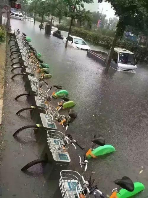 2016年，太原的共享自行车位被水淹没