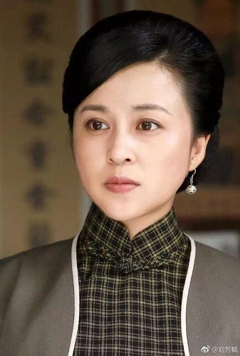 同是《还珠格格》女配角,一个被传身价10亿,一个沦落演村姑