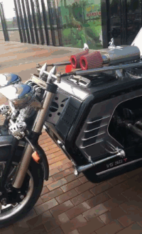 搞笑GIF:自从买了这个机器人,孩子再也不哭闹