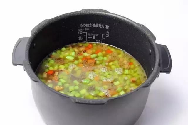 (關於水量,平時煮飯倒入多少,現在放多少就可以了.通常用電飯鍋燜飯