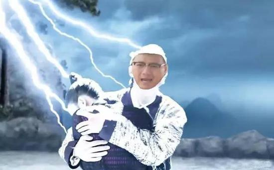 大连气象主播直播中遭雷劈 网友:用生命在播报