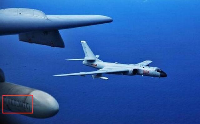 轰-6k飞机是中国自行设计的中远程轰炸机,主要用于执行远距精确打击和