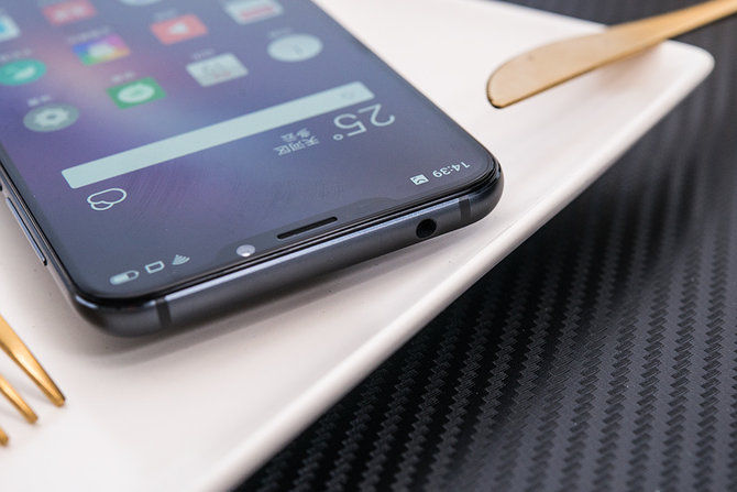 魅族X8详细评测:1598元就能体验IPhone XR的