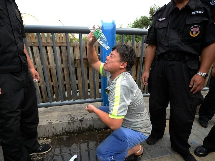 男子违章恐吓交警 喷辣椒水后乖乖认错 男子违章恐吓交警 喷辣椒水后乖乖认错