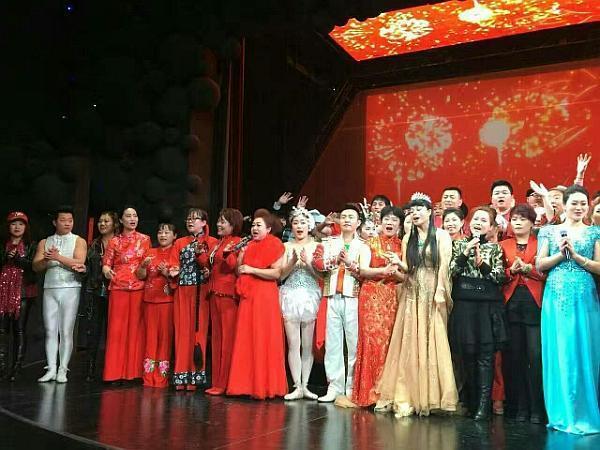 纪凡芳:肩挑千斤重担,终于登上2017大众春晚