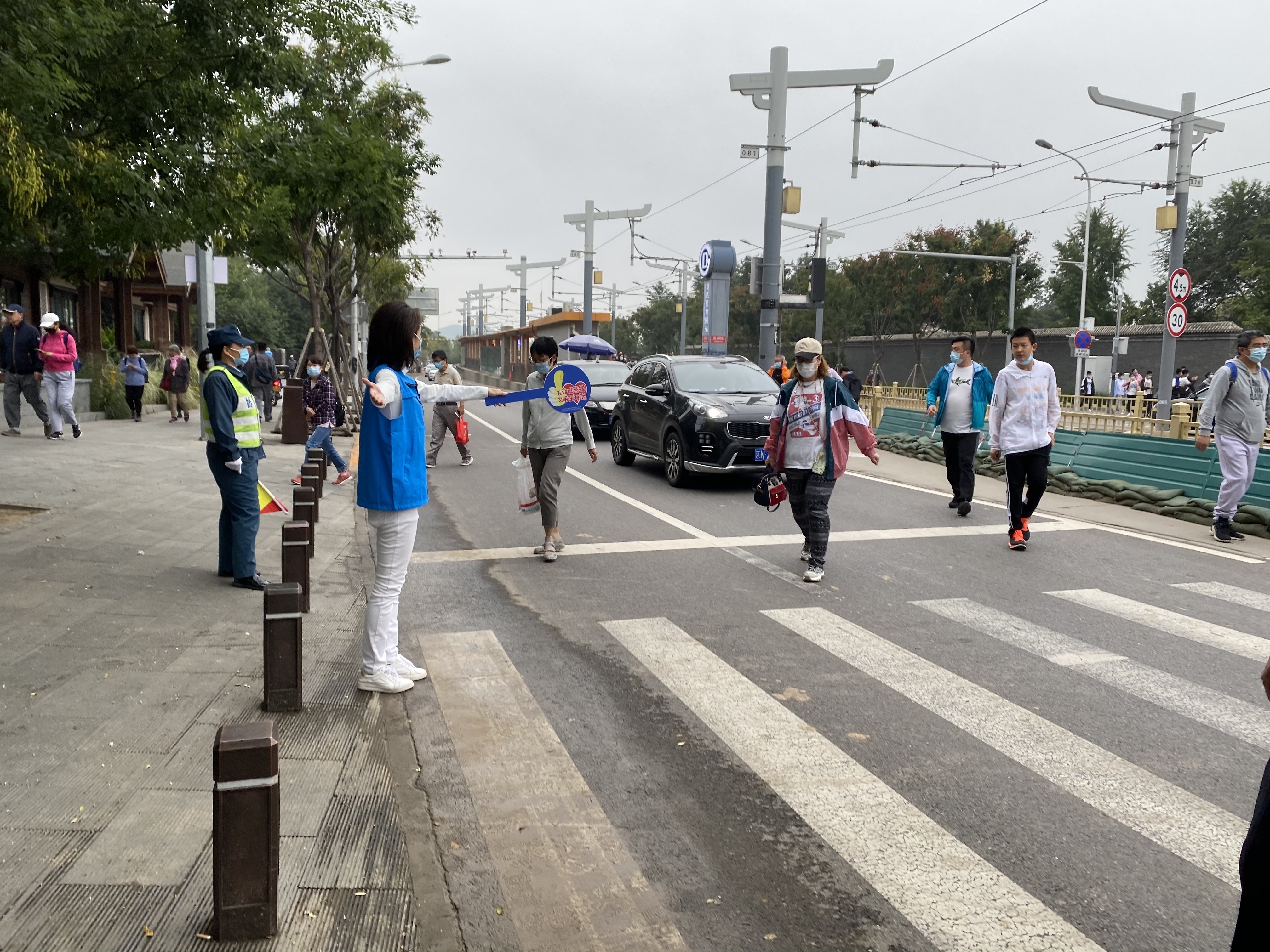 礼让斑马线假日不放松：今日BRTV主播执守香泉环岛