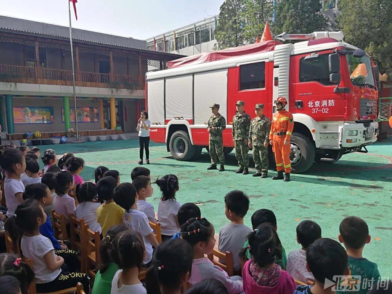 消防车开进了幼儿园 萌娃:长大后当一名消防员
