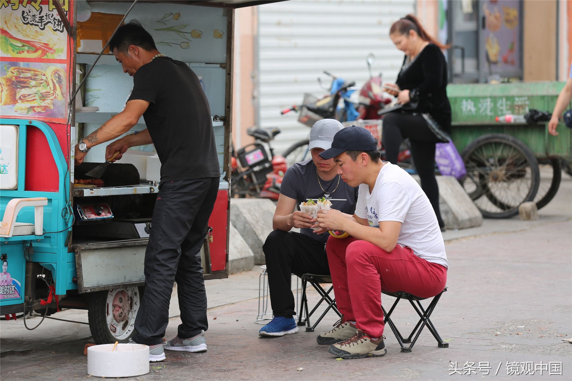 中国大妈卖煎饼果子月入万元 蒙古游客排队等候