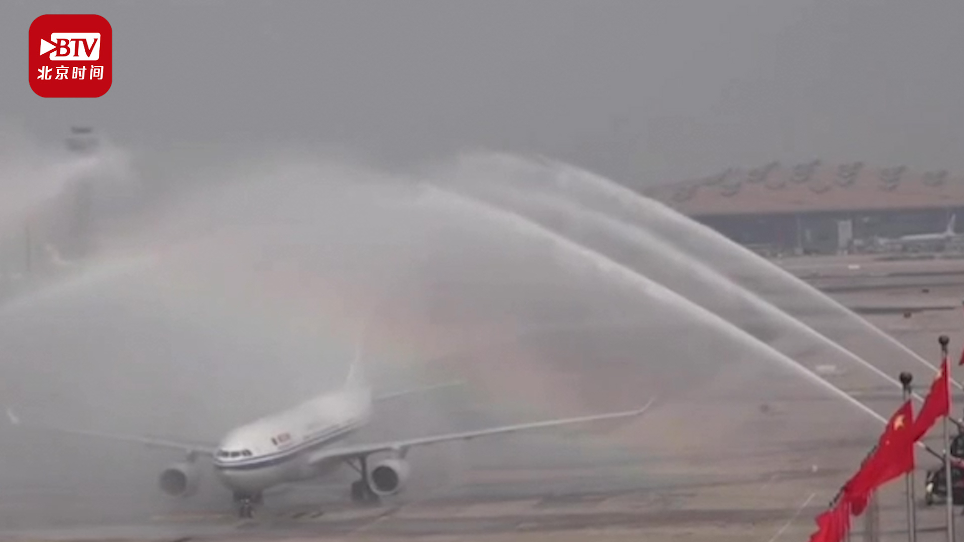 奋战了65天!飞机穿过“彩虹”水门 迎接北京医疗队回家 奋战了65天!飞机穿过“彩虹”水门 迎接北京医疗队回家