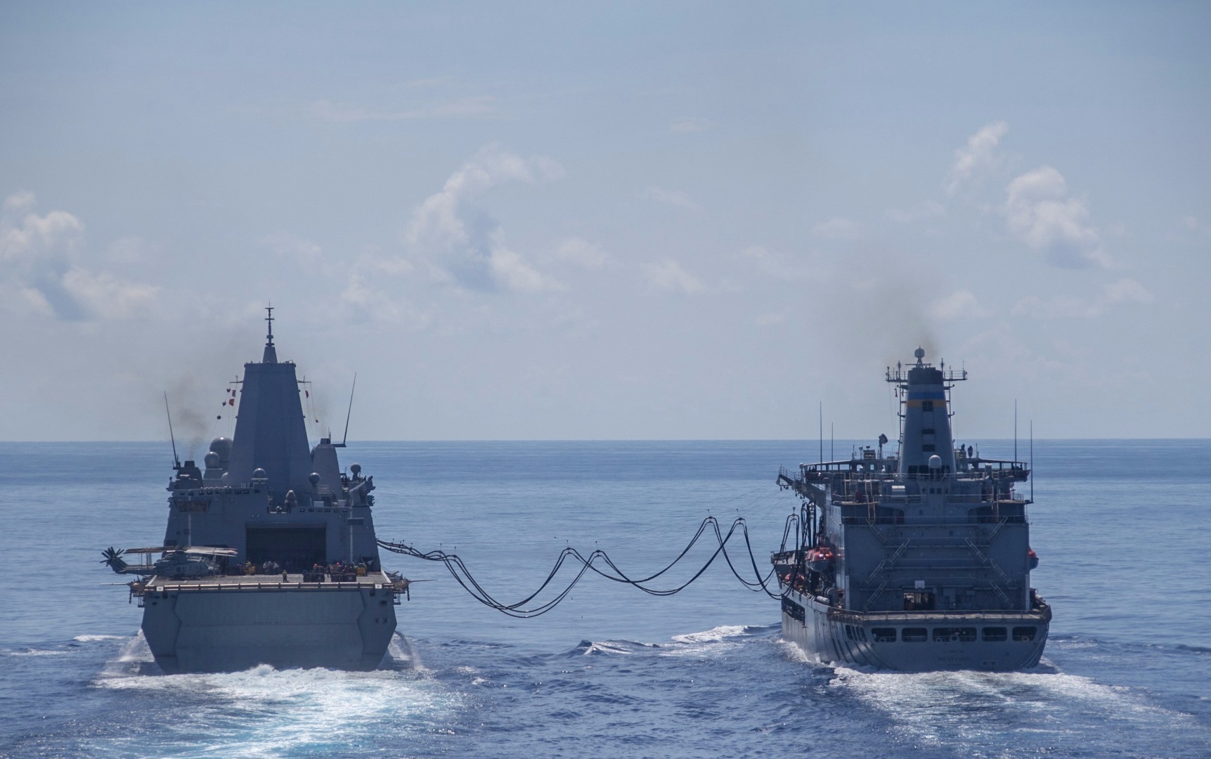 10月3日至6日，美国海军黄蜂级两栖攻击舰“好人理查德”号(LHD 6)、圣安东尼奥级两栖船坞运输舰“格林湾”号（LPD-20）多艘伯克级驱逐舰和补给舰组成的庞大战舰群进入南海展开训练。