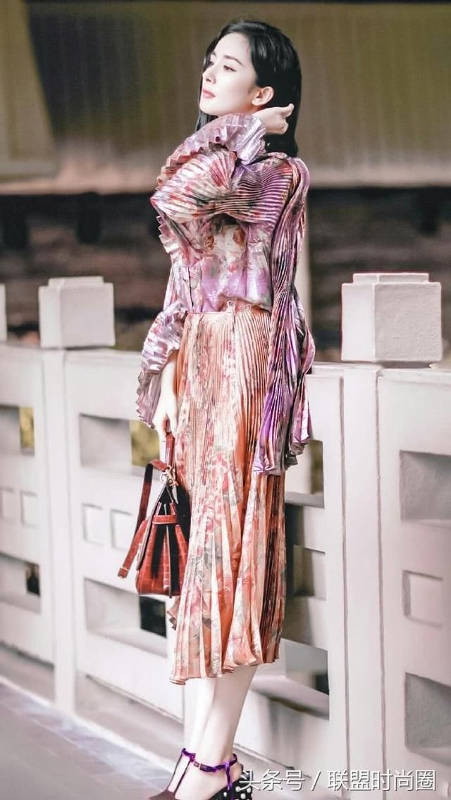 尴尬了杨幂!老爹鞋配小黑裤穿出筷子腿,网友:刘