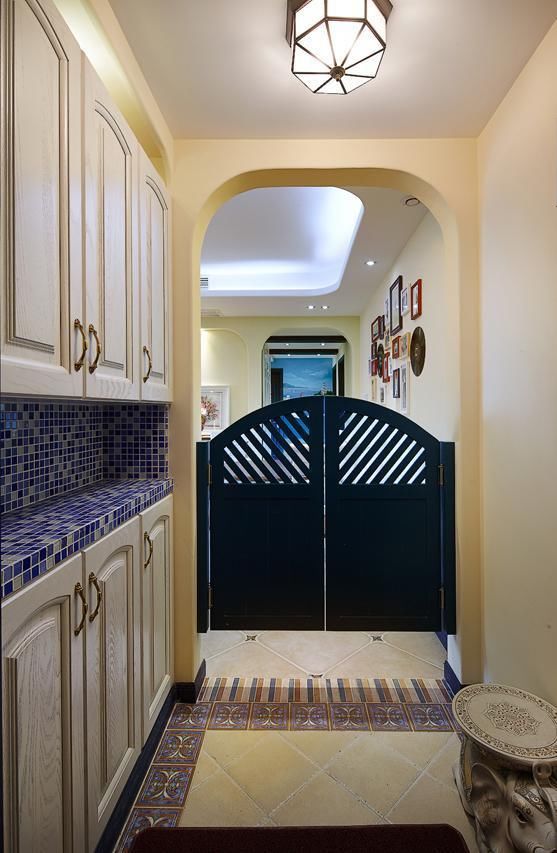 小家终于可以露脸了,软装还不是很齐全,最喜欢玄关牛仔门设计了