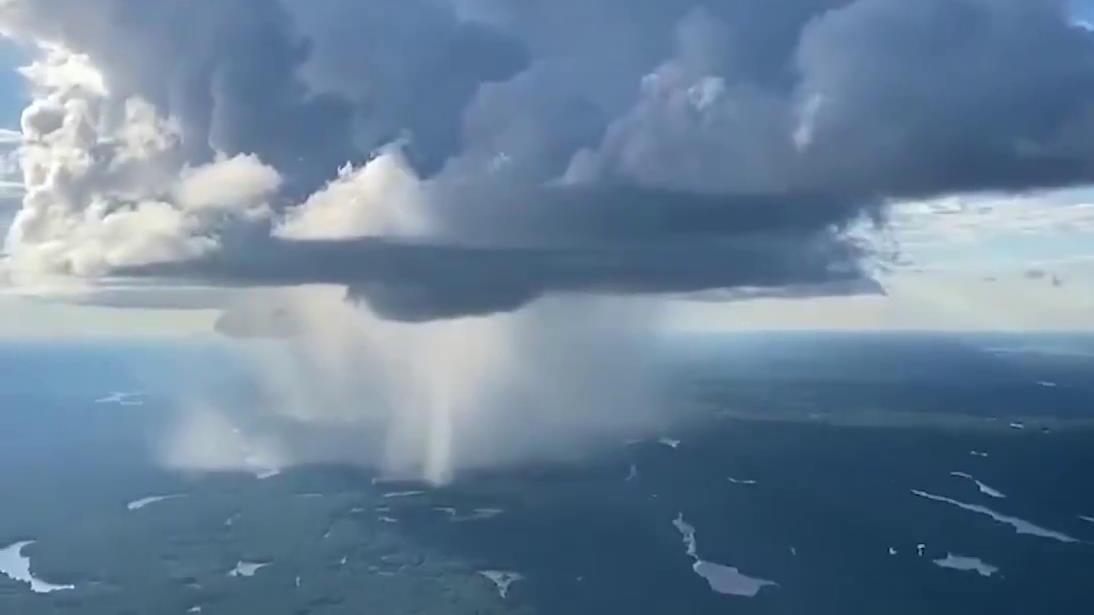 从天上看下雨是种什么体验?戳↓ 从天上看下雨是种什么体验?戳↓