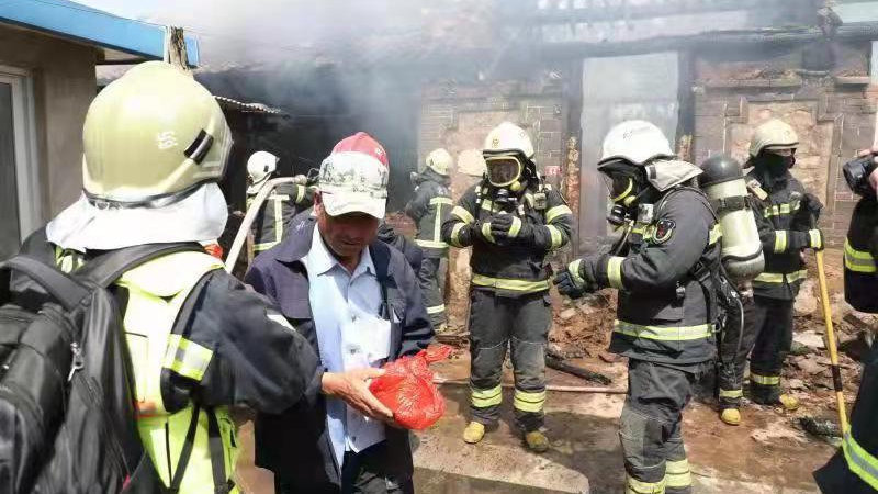 北京感人一幕：房屋突发火灾，消防员从火中为群众抢回五万现金