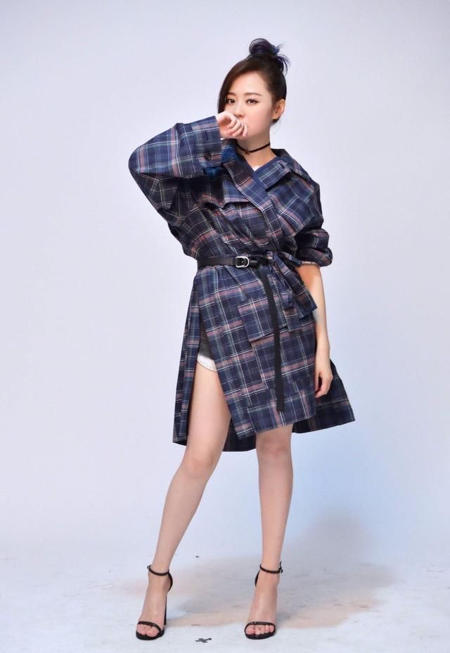 一双白色长靴,张靓颖就把何洁给比下去了,网友