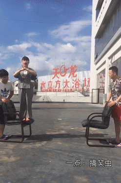 搞笑GIF: 你们摆好架势吧,姐要开始劈腿了! 搞笑GIF: 你们摆好架势吧,姐要开始劈腿了!