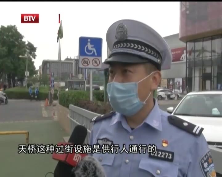 边骑车边打电话  电动车违法上天桥