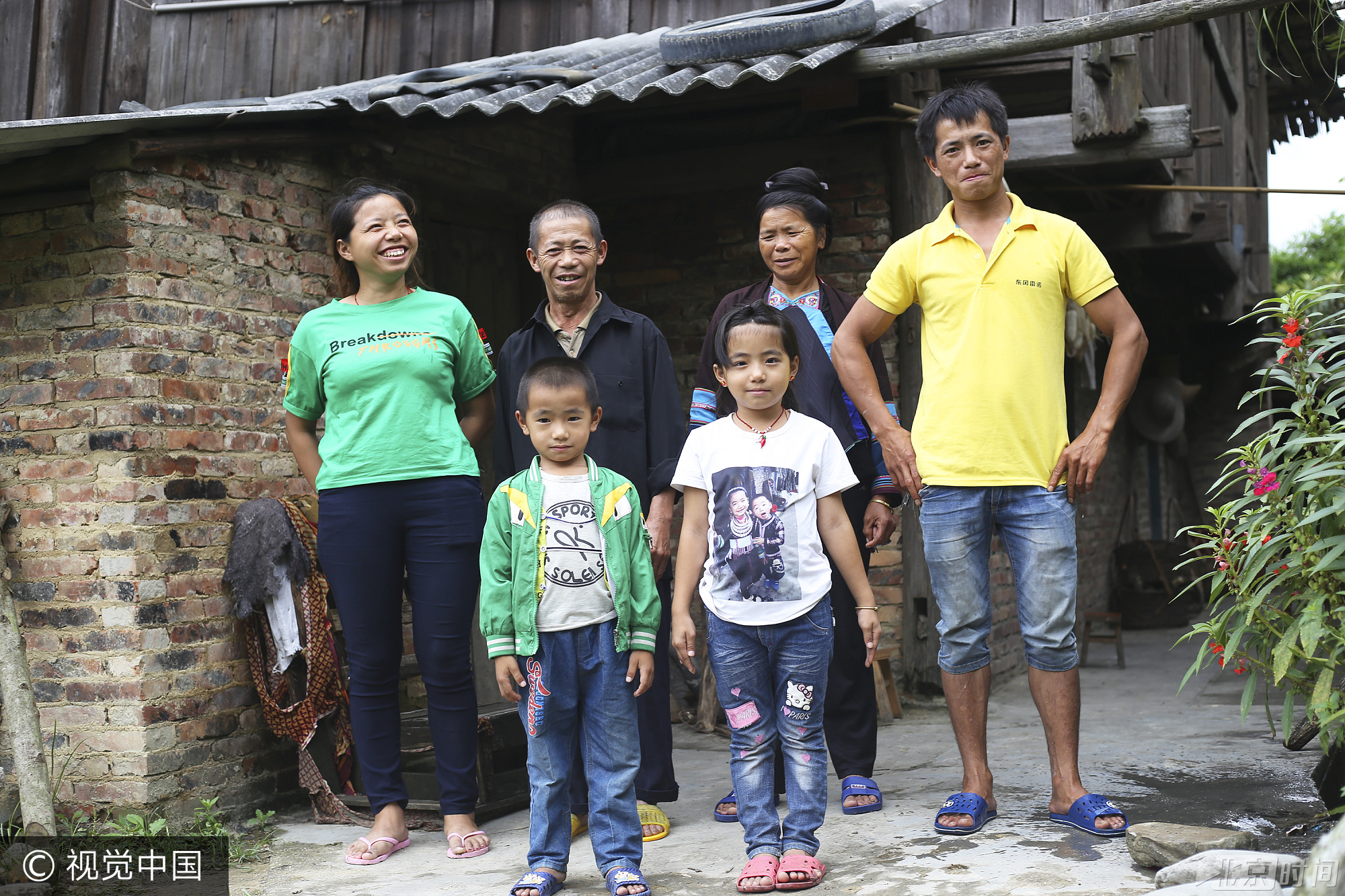 石奶引原是庆云乡寨锦村人，年轻时候非常漂亮算是一朵“寨花”，后来嫁到了佰你村。