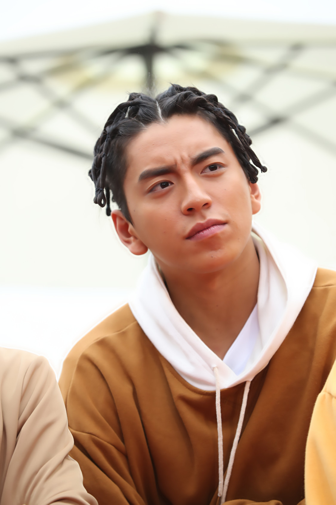 前方高能:王大陆满头小脏辫发型亮瞎眼