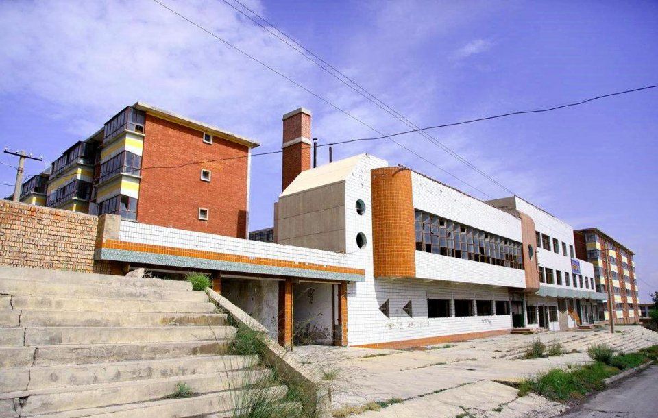 但是,随着经济发展和时间推移,玉门单一的产业结构,成为了导致其走向