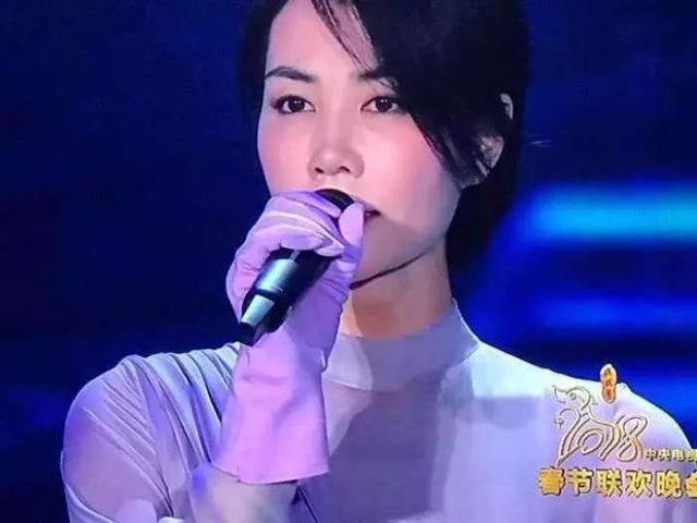 王菲那英春晚演唱两人不戴耳返假唱 网友: 周杰