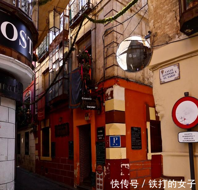 西班牙这个城市,人口不到5万,每年游客却超过