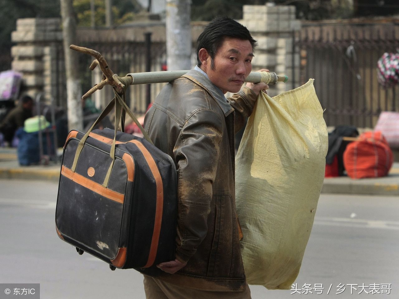 农村人的尴尬处境,农村回不去城市进不去,到底