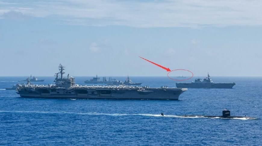 假装参加阅舰的"天枢星"号电子侦察船