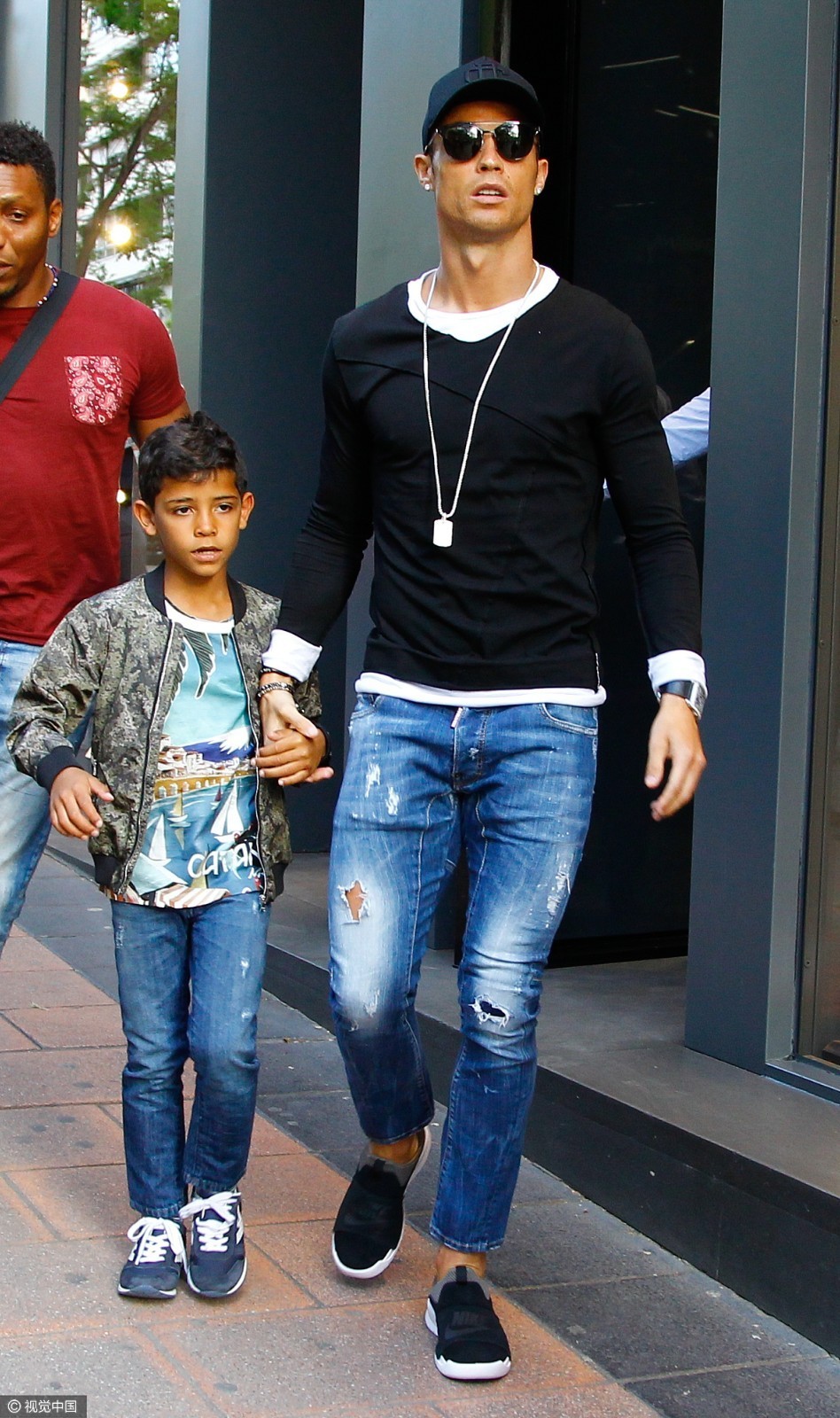 c罗休假携家人逛街 女友身材爆表迷你罗乖巧