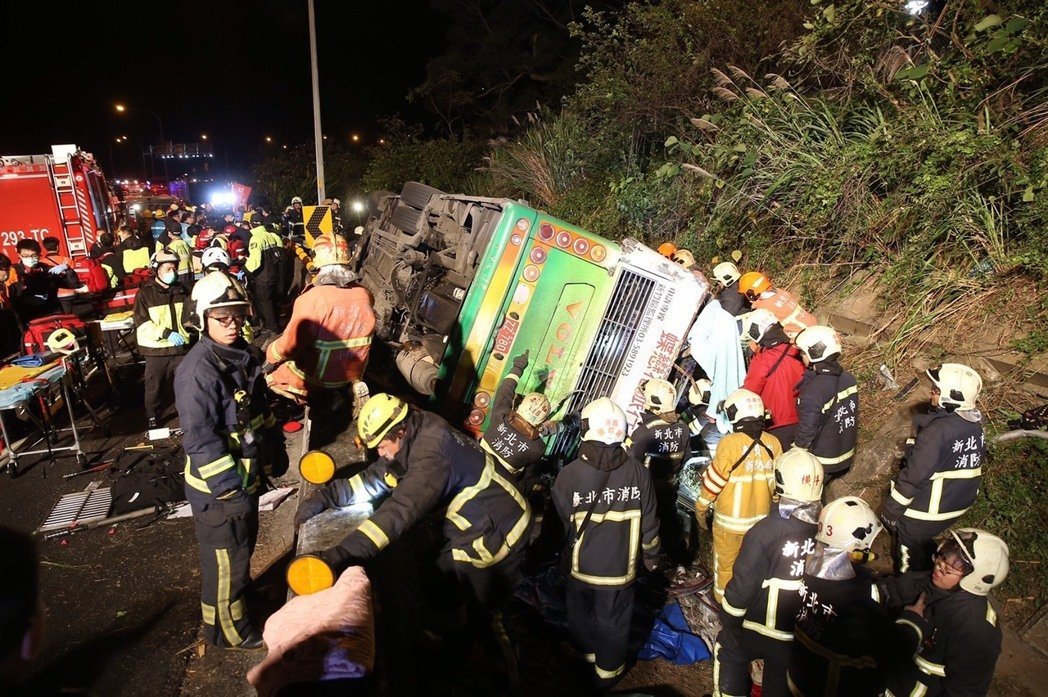 台湾"高速5号"公路13日晚发生游览车翻覆事故,造成33死11伤.