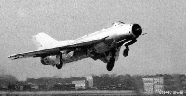 美鬼怪战机邂逅解放军歼6,有多远躲多远!