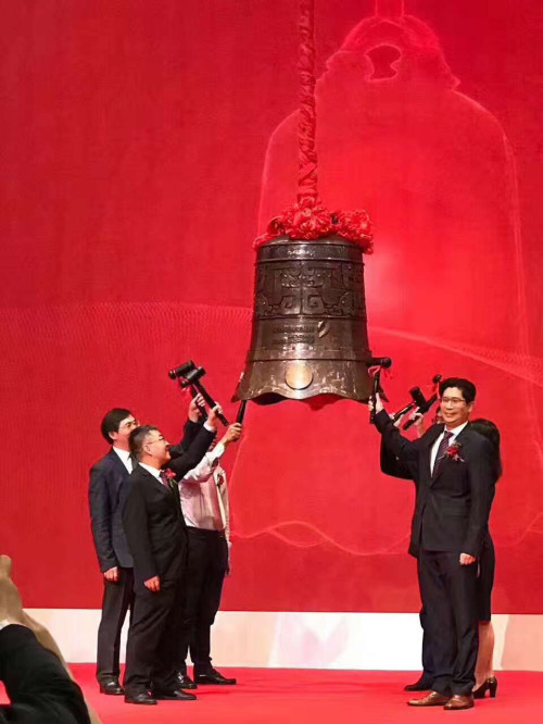 杰恩在深圳证券交易所敲钟上市