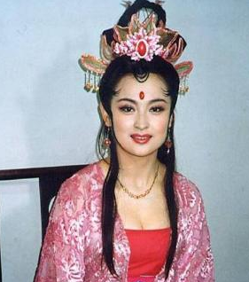 星二代出身,曾与大哥有感情纠葛,如今嫁入豪门