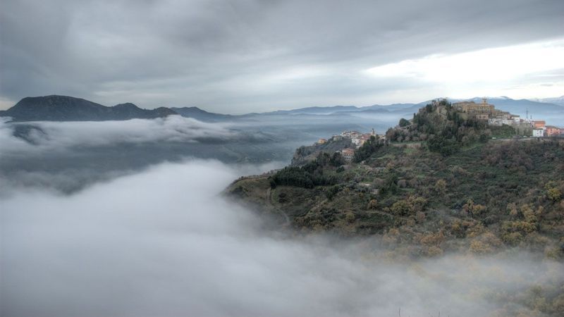 意大利那个村子传说被诅咒,警察看到超速也不
