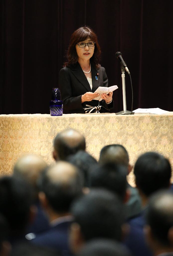 稻田作为防卫大臣入阁引发了日本国内外舆论关注，特别是中韩等周边国家表现出不安，因为她具有明显的右翼和军国主义倾向。在历史问题上，她积极为日本侵略历史翻案。