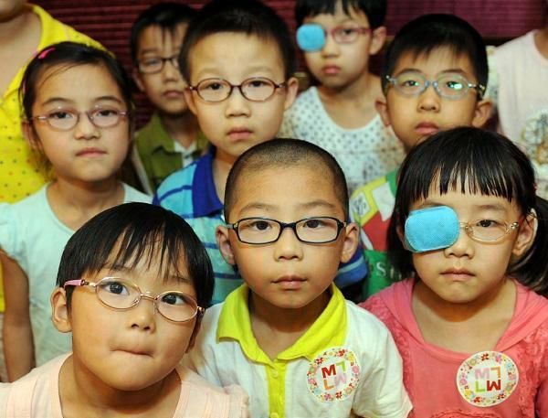 经典对联: 上联今世进士尽是近视, 下联成为绝