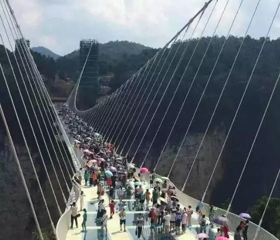 安宁青龙峡玻璃大桥试运行,108米高空上的心跳