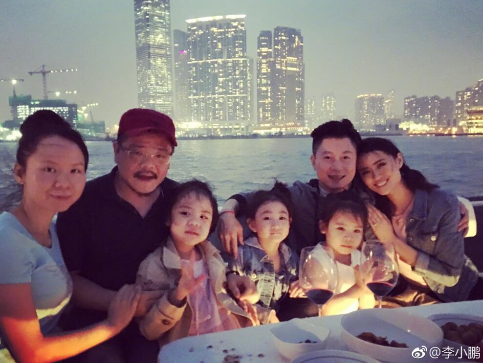 明星五一晒行程安排!Ella全家巴黎出游 范冰冰