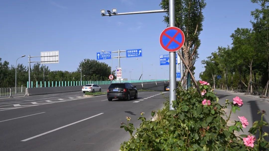 北京朝阳站迎宾大道绘“槐荫消夏图”，桥下空间变“绿心”→