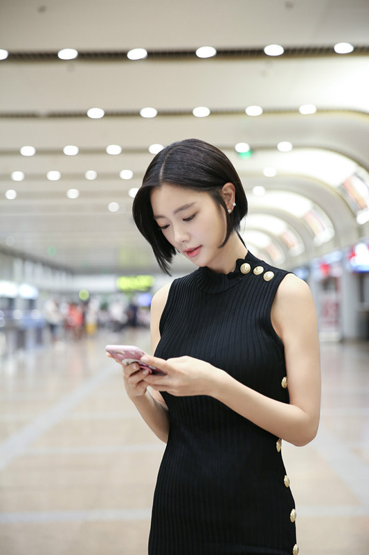 clara克拉拉最新机场look 短发黑裙走轻熟女路线